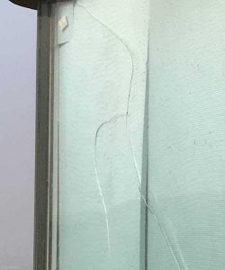 ​冬天窗户玻璃裂了怎么办,窗户玻璃裂开了有什么补救方法