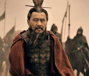 ​曹操杀吕布时身边谋士那么多 曹操为什么只听刘备一人的建议