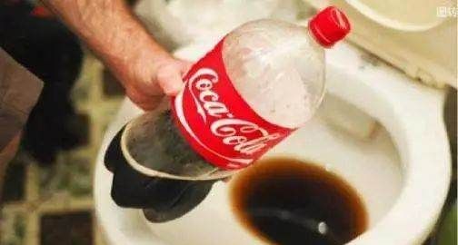 马桶水垢清除妙招,如何快速去除马桶污垢尿垢(多厚都不怕)图2