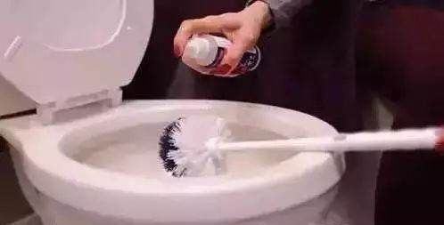 马桶水垢清除妙招,如何快速去除马桶污垢尿垢(多厚都不怕)图4
