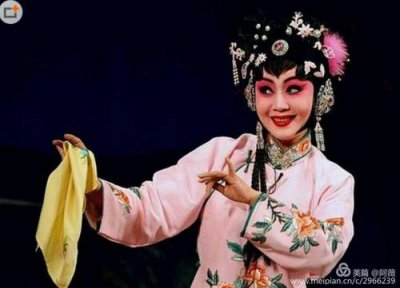 ​京剧中的西皮和二黄是什么意思（各有什么特点）