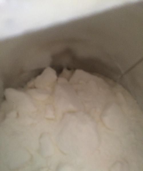奶粉没有盖好变颜色结块还可以吃吗