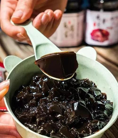 龟苓膏是什么做的里面真有乌龟成分