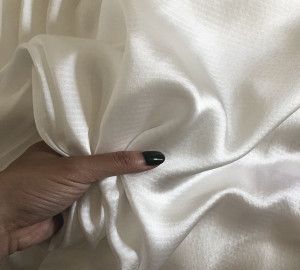 100%桑蚕丝素绉缎丝巾是什么意思
