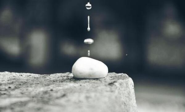 水滴石穿下一句是什么，水滴石穿是什么意思