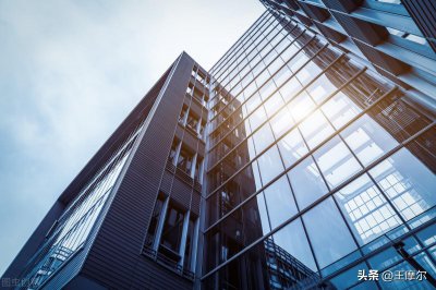 ​玻璃怎样做成的（玻璃是什么材料做成的）