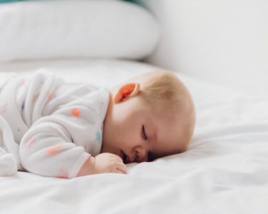 ​新生儿要和妈妈睡一个被窝吗（新生儿睡妈妈边上还是婴儿床）