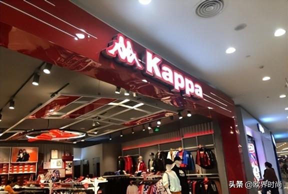 背靠背的两个人是什么运动品牌（两个人背靠背是什么牌子）