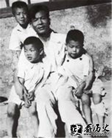 吴冠中与儿子们合影