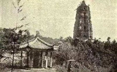 ​1924年9月25日：杭州雷峰塔倒坍