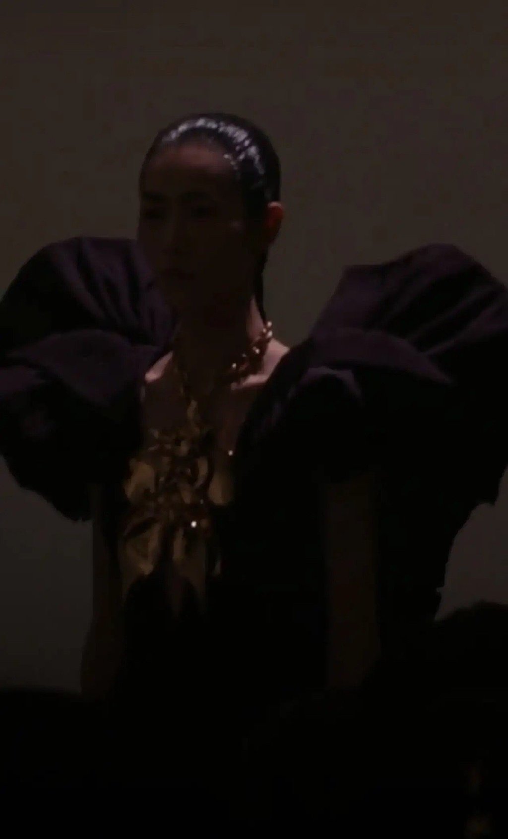 刘雯巴黎时装周闭场(刘雯上半身只穿两根带子)