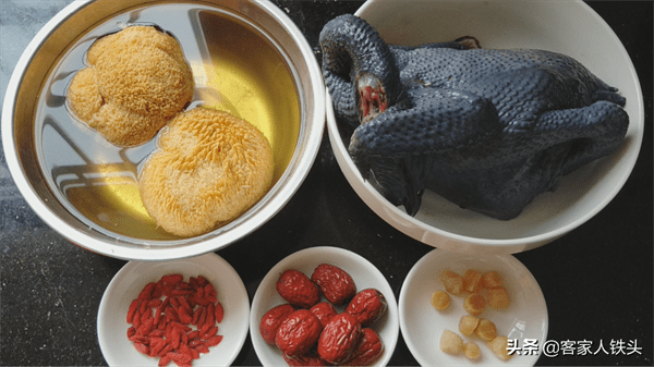 乌骨鸡炖什么有营养(乌骨鸡怎么炖汤好吃营养)