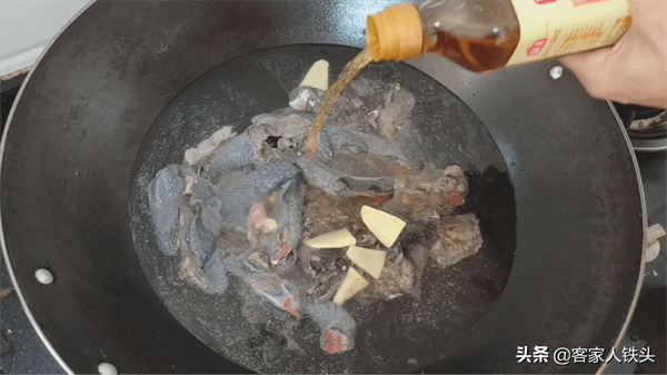 乌骨鸡炖什么有营养(乌骨鸡怎么炖汤好吃营养)