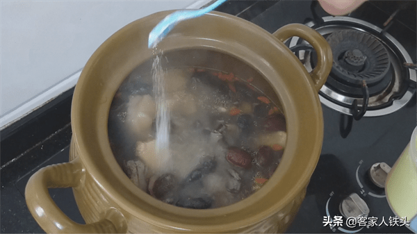 乌骨鸡炖什么有营养(乌骨鸡怎么炖汤好吃营养)