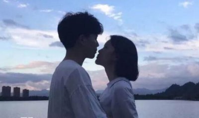 ​抱男生的腰他什么感觉 男生的反应很真实
