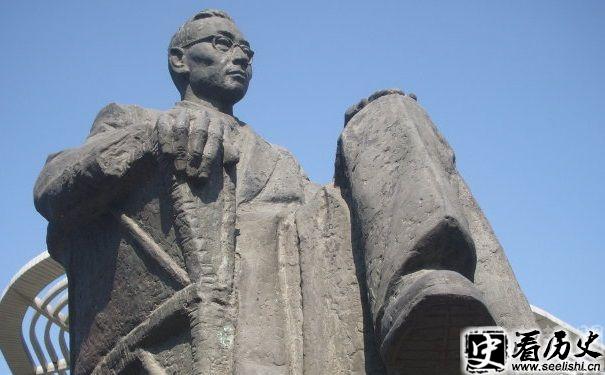傅雷雕像