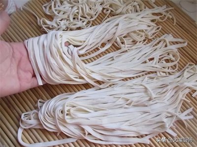 ​家常手擀面的做法来了，爽滑筋道营养高，怎么煮都好吃