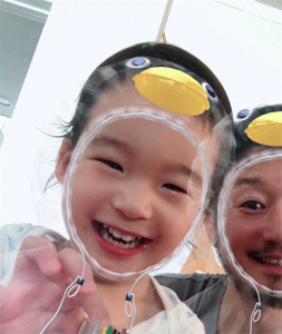 ​谢楠晒吴京父子合照，爸爸满脸胡渣，2岁儿子长相秀气被认成女孩