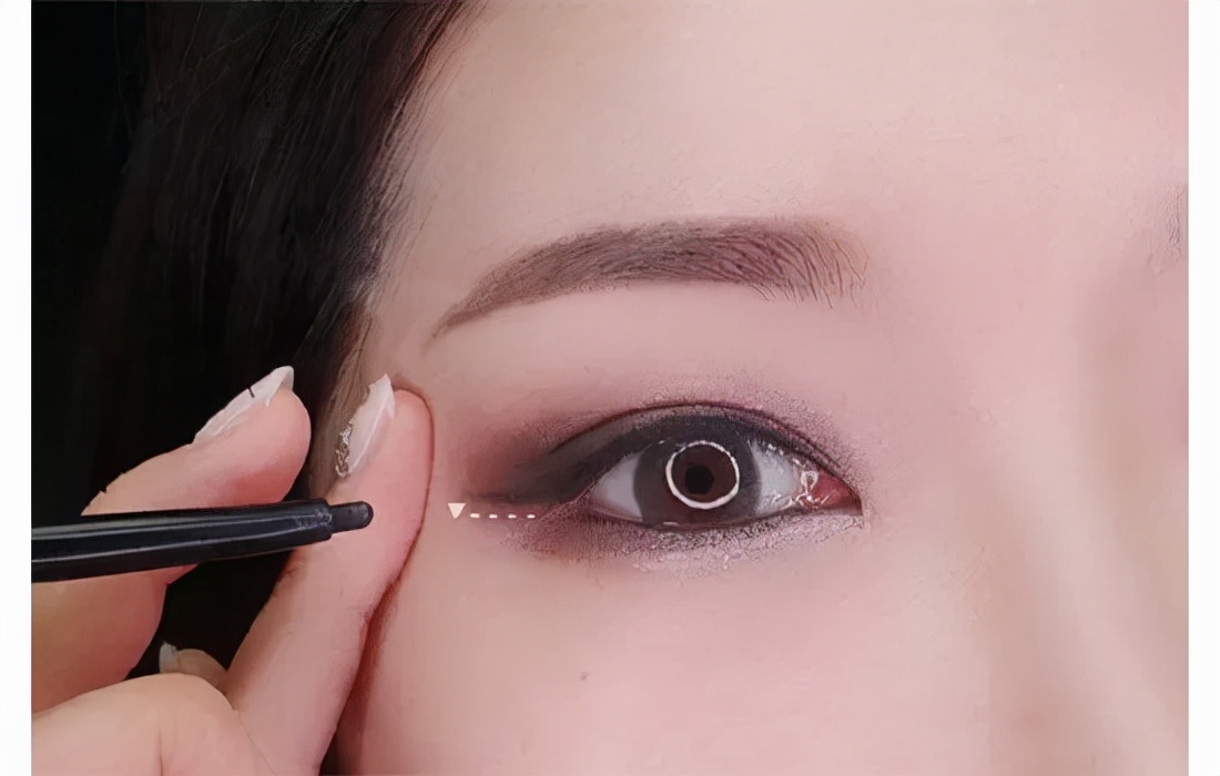 021最新韩式小烟熏妆的画法