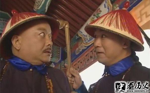 《铁齿铜牙纪晓岚》和珅与纪晓岚剧照