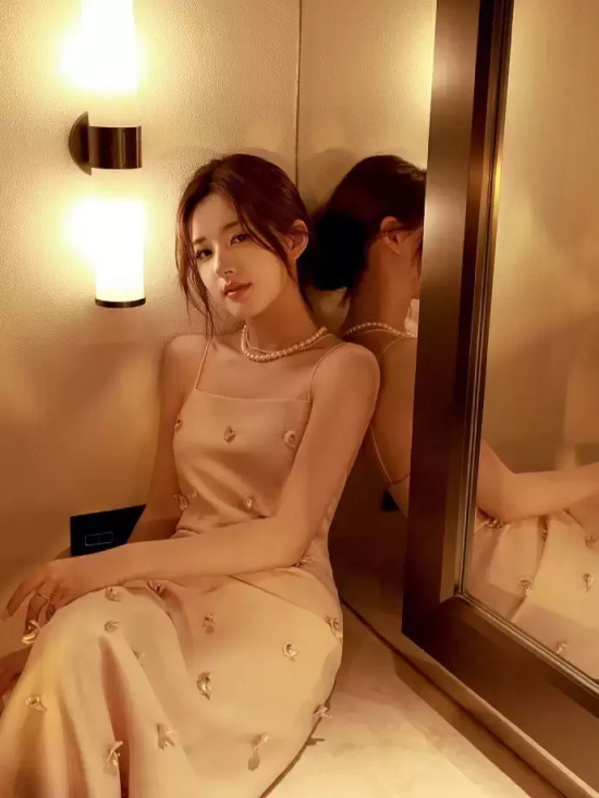 赵露思少女写真，裸粉色吊带裙太惊艳了