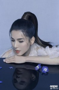 ​李若彤晒高扎马尾英姿飒爽的中国风写真