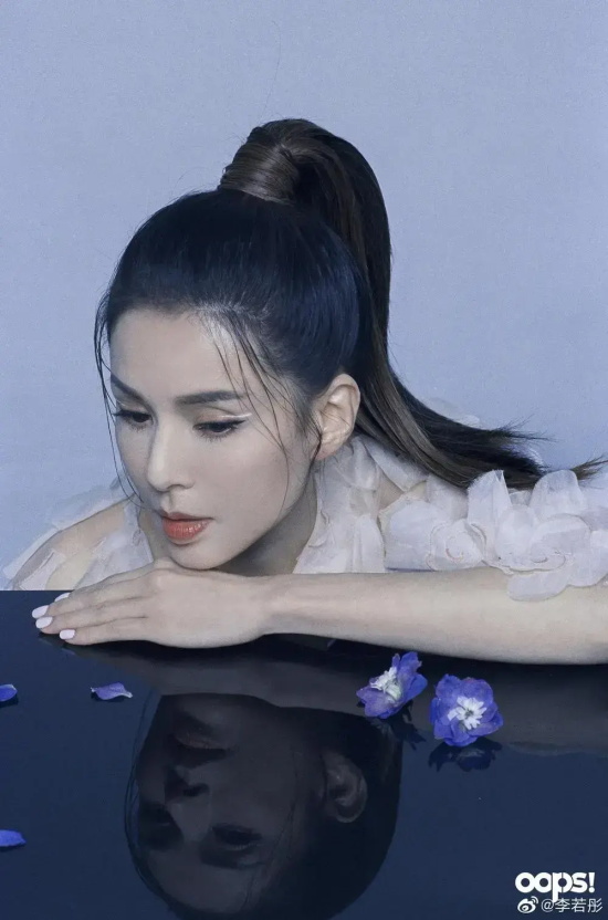 李若彤晒高扎马尾英姿飒爽的中国风写真