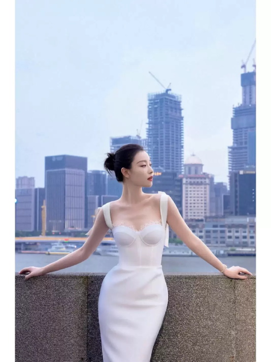 倪妮湖边唯美写真，一袭白色吊带礼服优雅精致