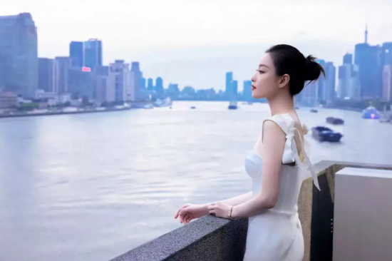 倪妮湖边唯美写真，一袭白色吊带礼服优雅精致