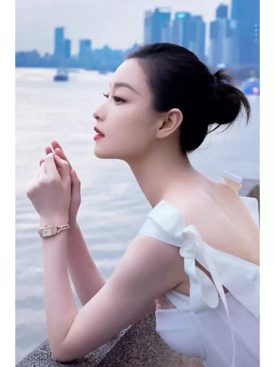 倪妮湖边唯美写真，一袭白色吊带礼服优雅精致