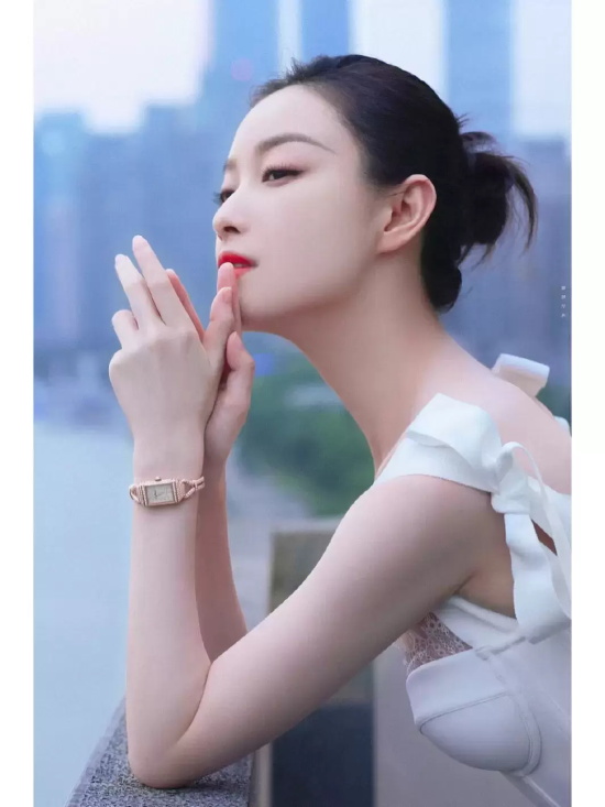 倪妮湖边唯美写真，一袭白色吊带礼服优雅精致