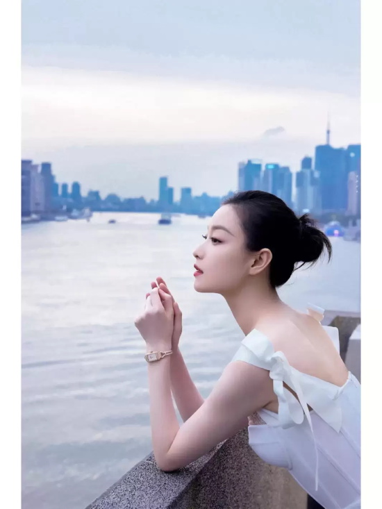 倪妮湖边唯美写真，一袭白色吊带礼服优雅精致