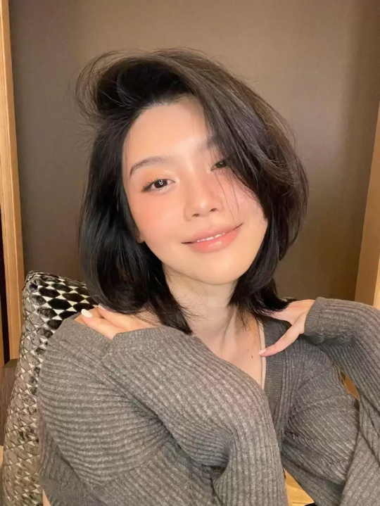 奚梦瑶黑白系穿搭写真，坐在椅子上大秀长腿