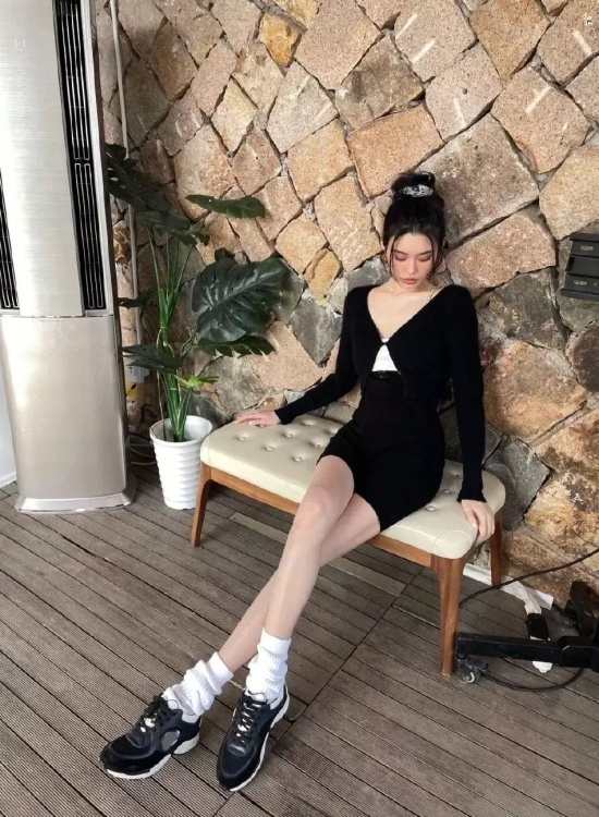 奚梦瑶黑白系穿搭写真，坐在椅子上大秀长腿