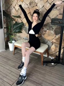 ​奚梦瑶黑白系穿搭写真，坐在椅子上大秀长腿