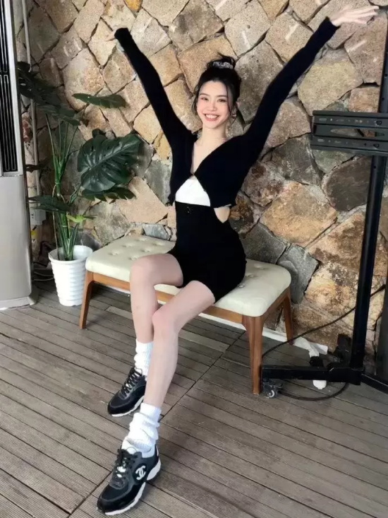 奚梦瑶黑白系穿搭写真，坐在椅子上大秀长腿