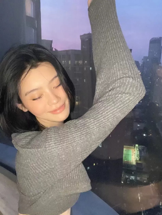 奚梦瑶黑白系穿搭写真，坐在椅子上大秀长腿