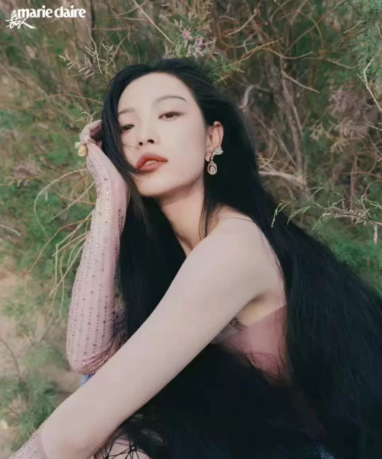 倪妮沙漠杂志写真，露背鱼尾裙性感迷人