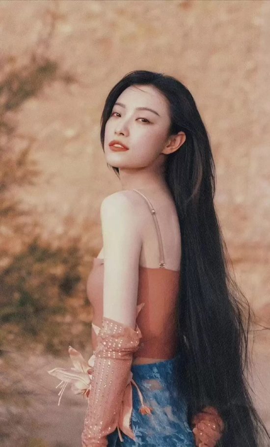 倪妮沙漠杂志写真，露背鱼尾裙性感迷人