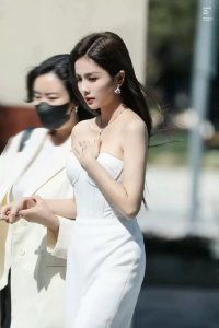 ​白鹿出席活动现场图曝光，穿抹胸连体裤长发飘飘仙气十足