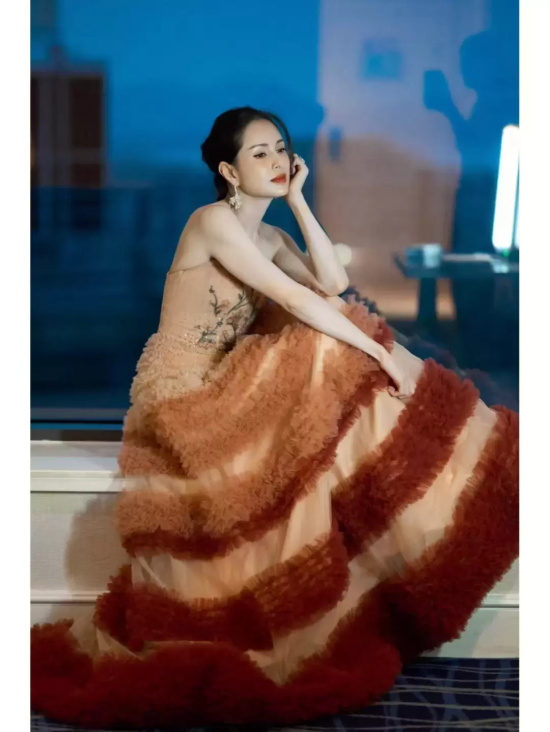 李若彤抹胸礼服写真，这绝美身材真的是56岁吗