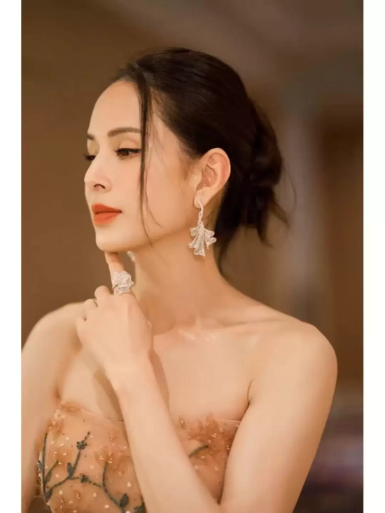 李若彤抹胸礼服写真，这绝美身材真的是56岁吗
