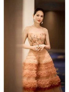​李若彤抹胸礼服写真，这绝美身材真的是56岁吗