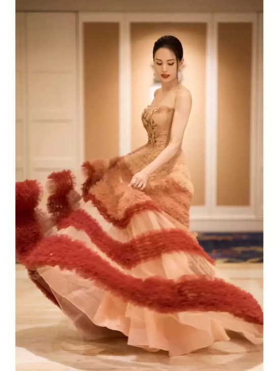 李若彤抹胸礼服写真，这绝美身材真的是56岁吗