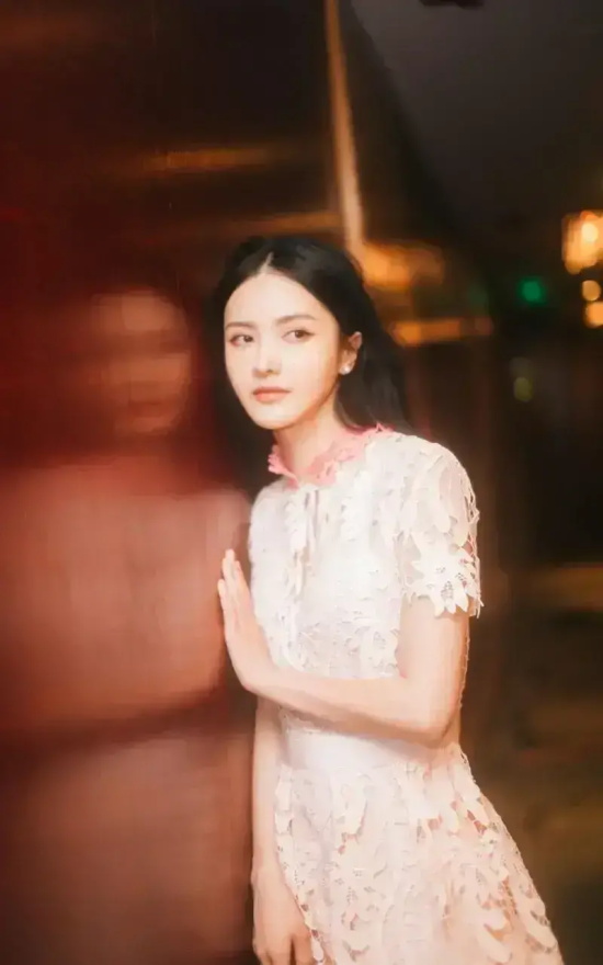 “最美甄宓”张芷溪粉色性感长裙写真合集
