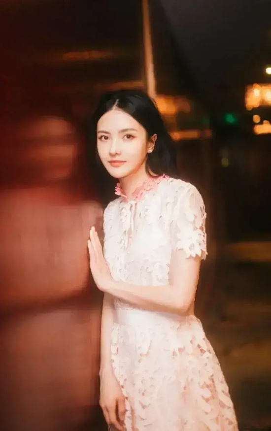 “最美甄宓”张芷溪粉色性感长裙写真合集