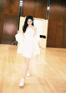 ​杨颖上班营业写真照，露背白裙大秀美背细腰