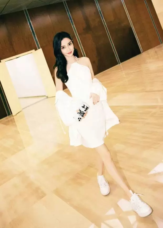 杨颖上班营业写真照，露背白裙大秀美背细腰
