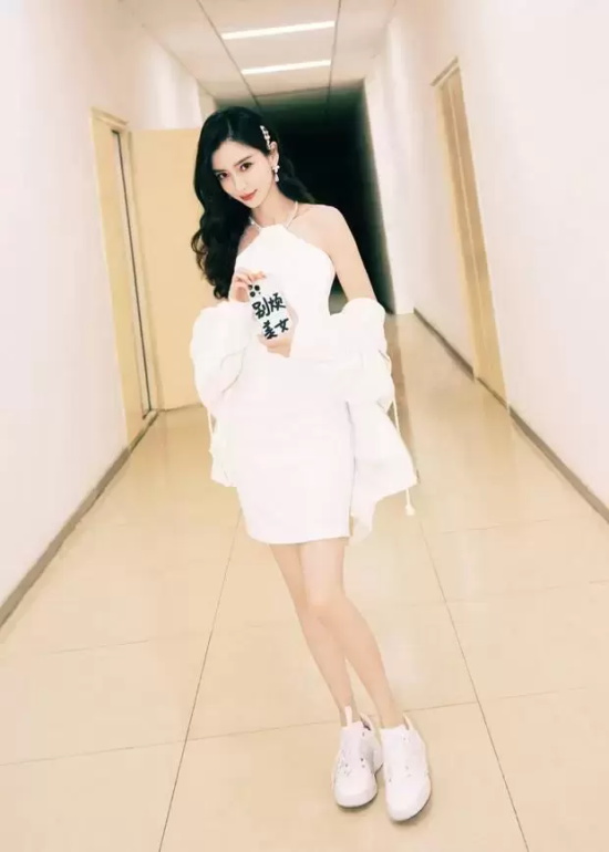 杨颖上班营业写真照，露背白裙大秀美背细腰