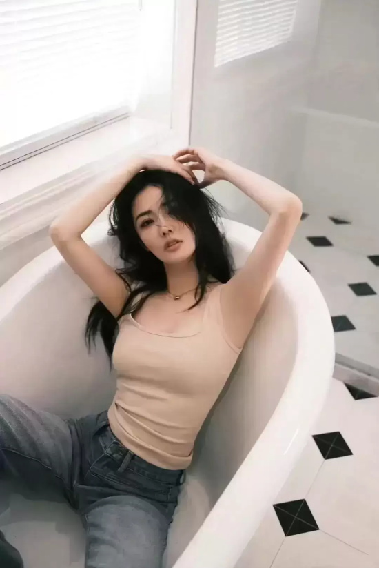 徐璐在浴室随心拍写真，慵懒与高级感并存